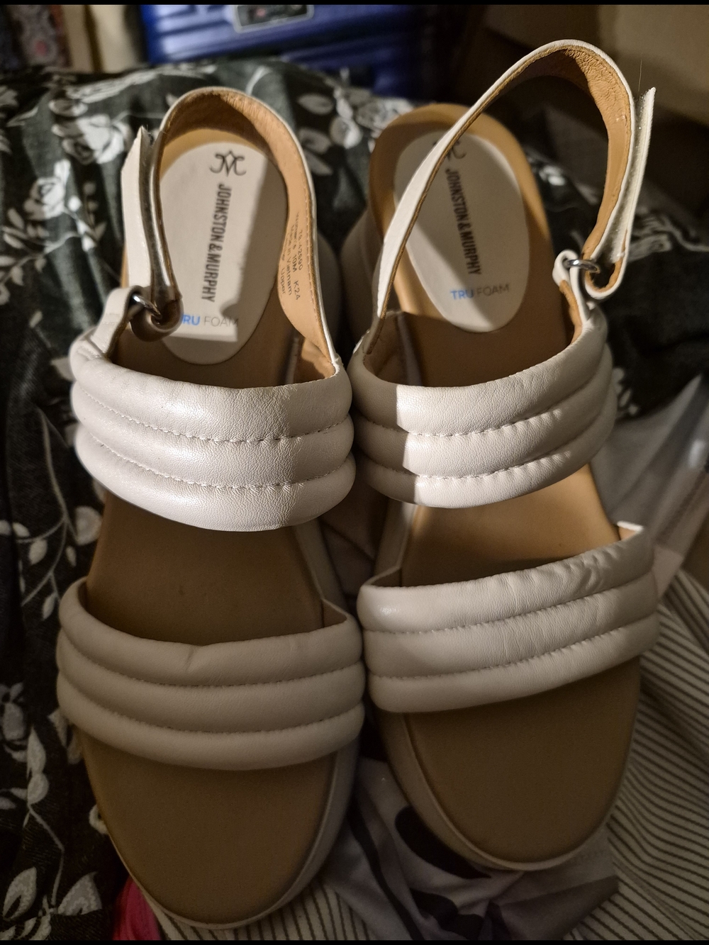 Johnston & Murphy Women's Cream Padded Strap Sandals